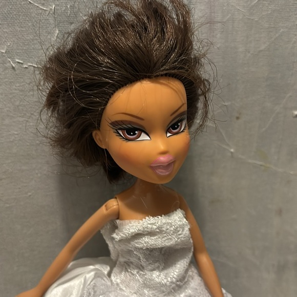 Yasmin Bratz with a New Gown & Chunky Shoes - Picture 2 of 12